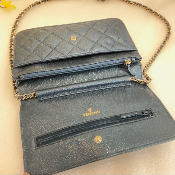 Classic Quilted Iridescent Wallet On Chain - Picture 11 of 16